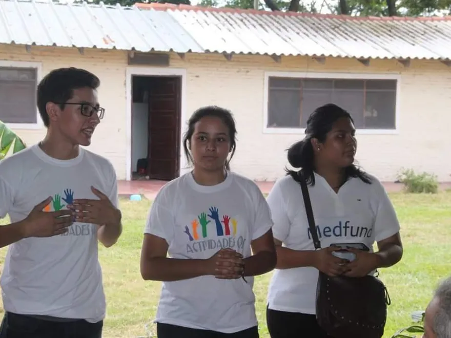 Voluntarios con las camisetas de Medfund