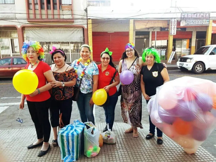 Volunteers bringing balloons